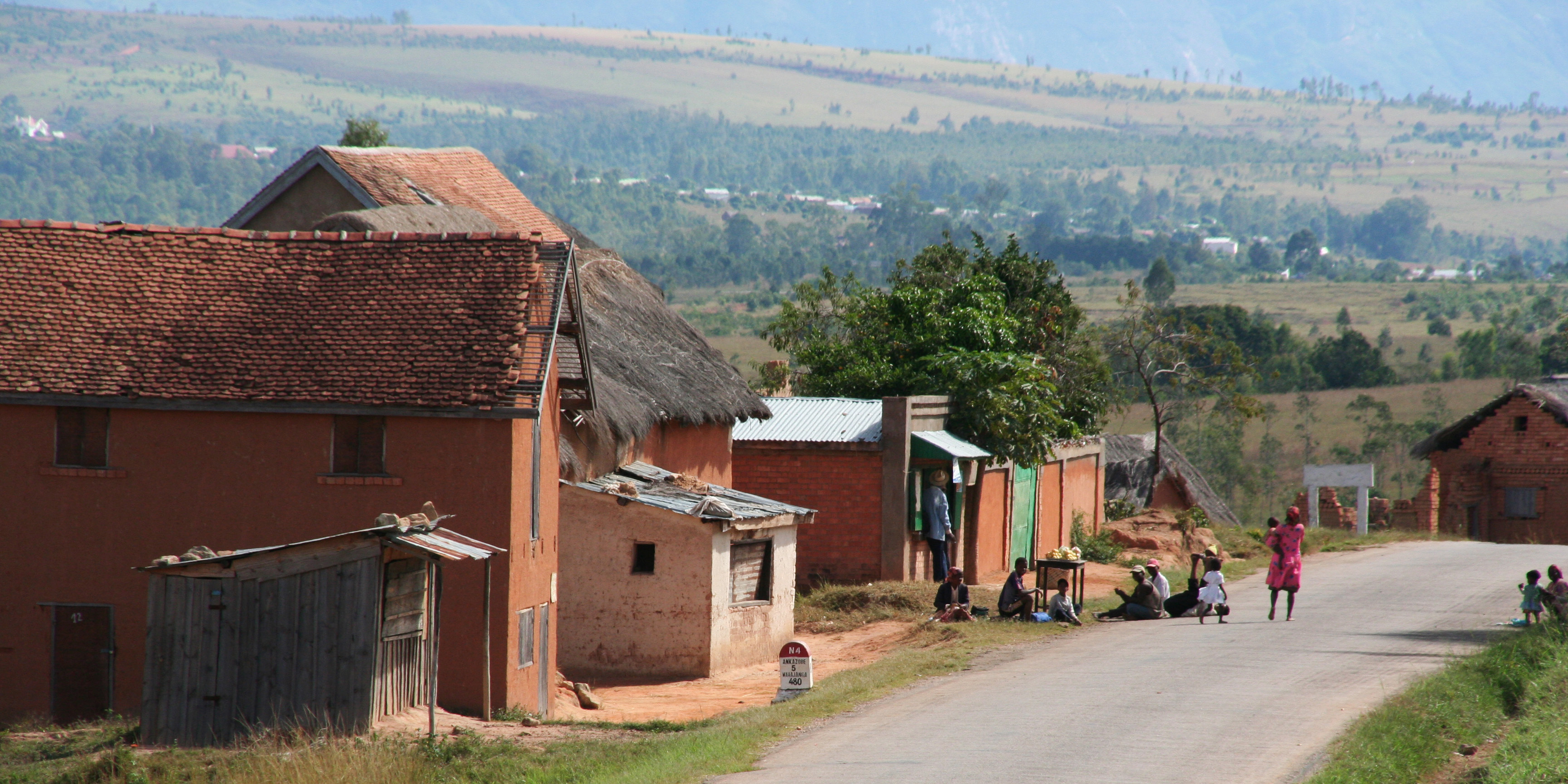 Via de stad Antsirabe vertrek je naar Miandrivazo, (de opstapplek voor de kantocht) een prachtige tocht door het hoogland langs groene 
            rijstvelden en terracottakleurige huizen die het landschap bepalen van het hoogland. De inwoners van dit gebied zijn de Merina, 
            de grootste etnische groep op Madagaskar